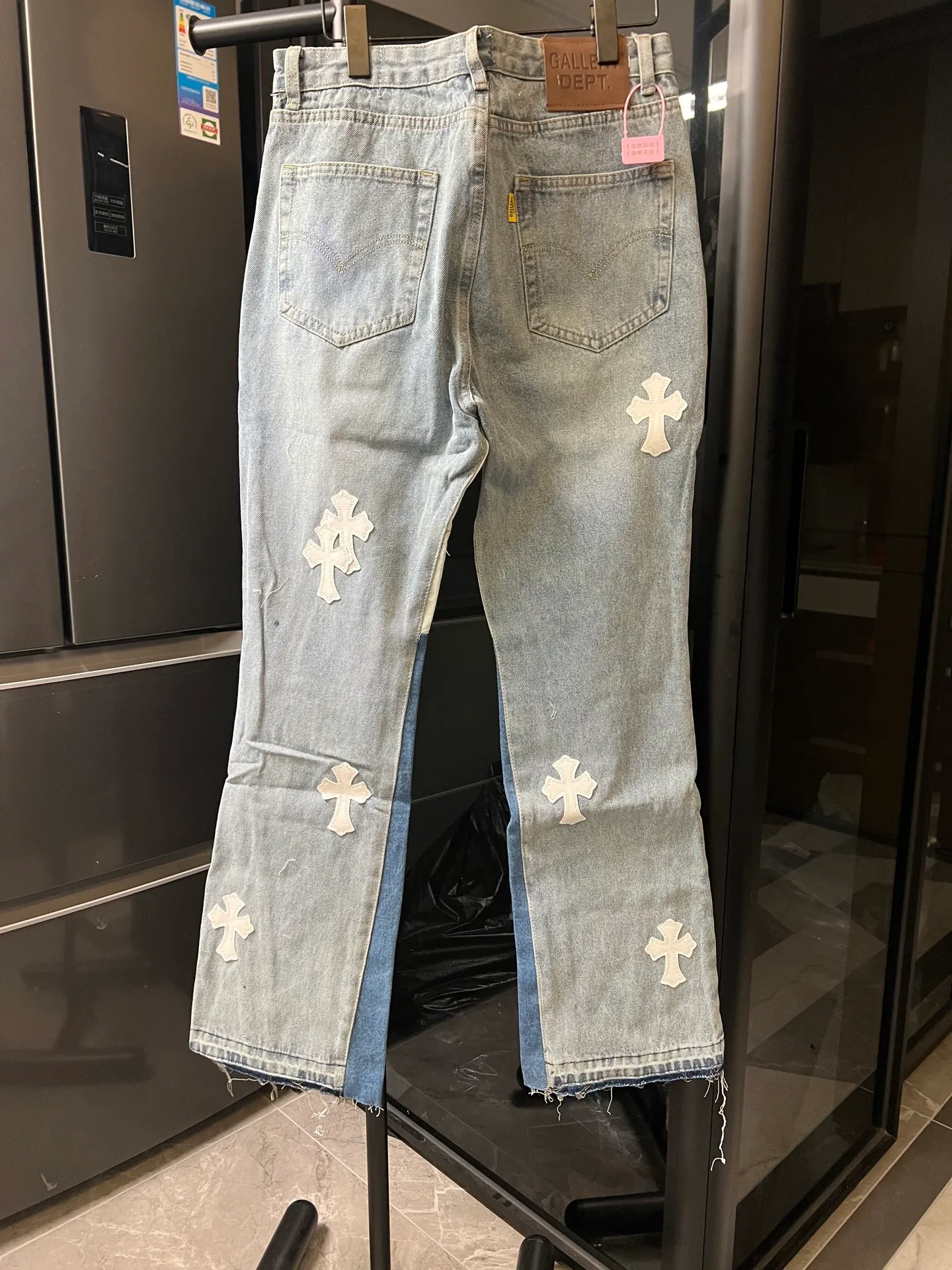 P260 [Next day] Chrome hearts/Chrome hearts GALLERY DEPT cross patch leather joint stitched jeans (grey) A retro clothing brand from Los Angeles. The brand focuses on upcycling denim and VINTAGE TEE. The brand was established in 2018. The diversity and uniqueness of styles are loved by consumers. The clothing tends to have a retro feel. The classic LEVIS BOOTCUT, which is the bell bottom pants that have been eliminated by society, has also been put to good use by GALLERY DEPT through reasonable revisions. Appropriate reduction in the calf circumference can make the wearer wear a sense of stacking and drape, and increase the overall sense of fashion. Many items are very individual and tasteful. The most charming personality jeans, a must-have for fashionistas, the same style for celebrities, and a model touted by many bloggers. Look for the correct version. Size: 28 30 32 34 36 (corresponding to s-xxl). Detailed sizes can be found in Figure 9.